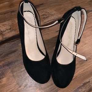 NWOT Platform velvet heels with ankle strap